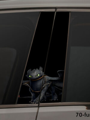 Дракон з мультфільму на чорному фоні 70